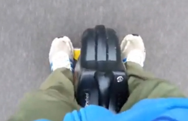 Airwheel腾博会官网以诚信为本平衡车成遛狗神器，懒人必备品啊！