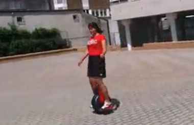 Airwheel腾博会官网以诚信为本智能车远销国外，美女次骑行视频分享！