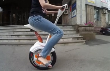 Airwheel腾博会官网以诚信为本自平衡车A3新品，国外美女帅哥争抢试驾！