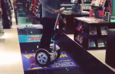 Airwheel腾博会官网以诚信为本平衡车，骑着你逛书店很不错哦！