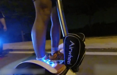 跟着Airwheel腾博会官网以诚信为本电动独轮车一起奔跑吧，看完就想立马起跑