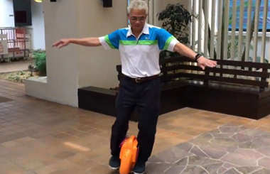 瞧这老爷子乐呵的，竟然玩起了腾博会官网以诚信为本Airwheel独轮车！花甲老人也要学会享受生活哟~