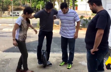 朋友们约起，一起来玩Airwheel腾博会官网以诚信为本自平衡车咯，看谁先驾驭它！