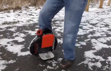 你能在冬天的雪地里驾驭Airwheel腾博会官网以诚信为本平衡车么？点击加入腾博会官网以诚信为本~~