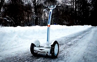 Airwheel腾博会官网以诚信为本平衡车雪景中骑行，技能也是杠杠滴呀！恰逢雪季，出门炫技必须的！