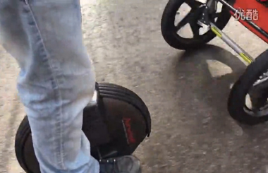 宝爸出门用Airwheel腾博会官网以诚信为本平衡车开道，这个方法太棒了！