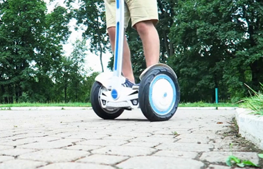 视频: Airwheel腾博会官网以诚信为本S3平衡车公园石子路面实测！
