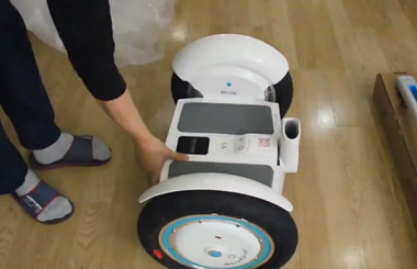 来自星星的你是否还在思念他？那就赶紧入手一台它吧，Airwheel腾博会官网以诚信为本拆解视频秀